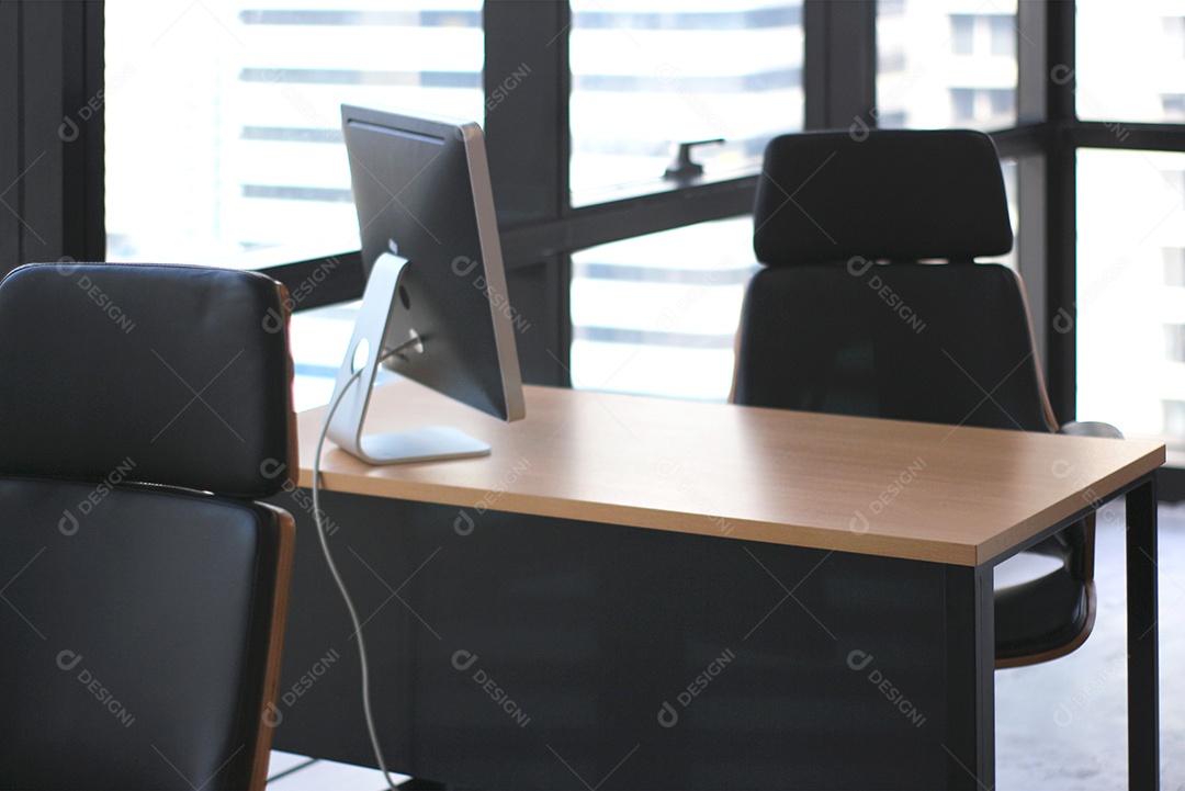 foco seletivo na mesa de madeira na sala de negócios do escritório com fundo de janelas grandes