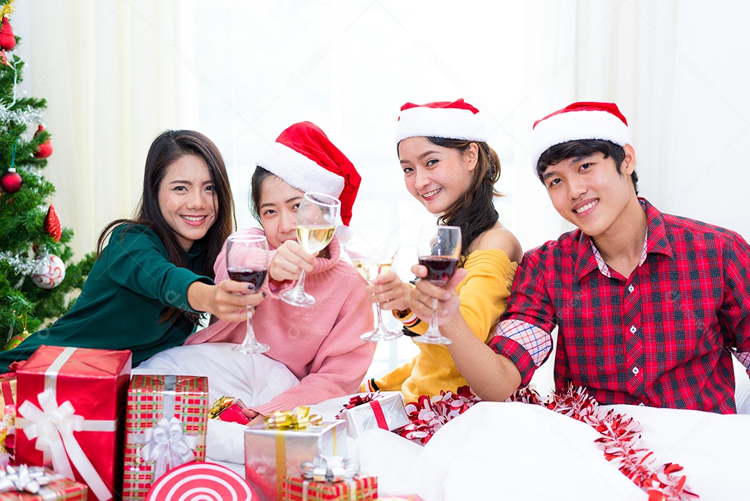 Grupo de jovens asiáticos comemorando a festa de ano novo em casa com copos de vinho. Ano novo e conceito de festa de Natal. Conceito de felicidade e amizade.