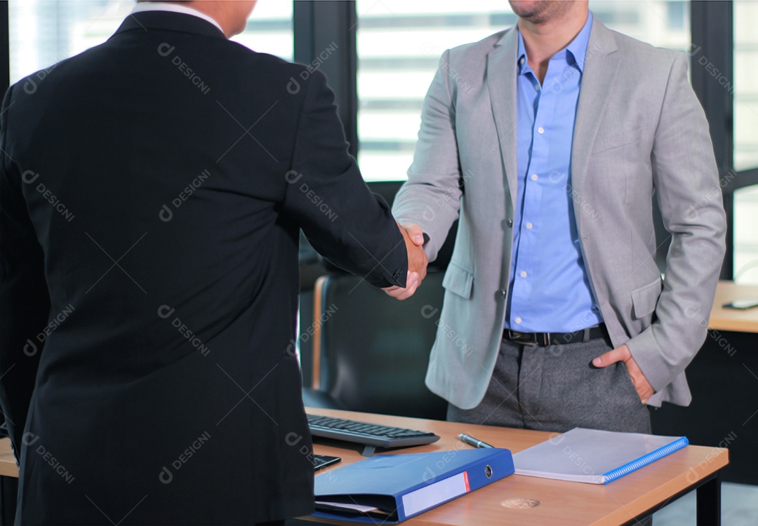 Empresários fazendo aperto de mão no prédio comercial de escritórios