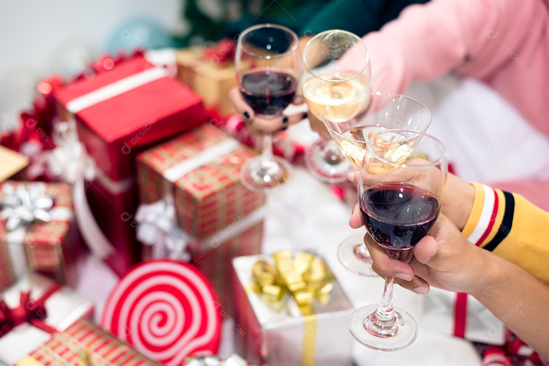 Mãos de pessoas comemorando a festa de ano novo em casa com copos de vinho. Ano novo e conceito de festa de Natal. Conceito de felicidade e amizade. Relação e tema engraçado juntos. Vidro tilintando.