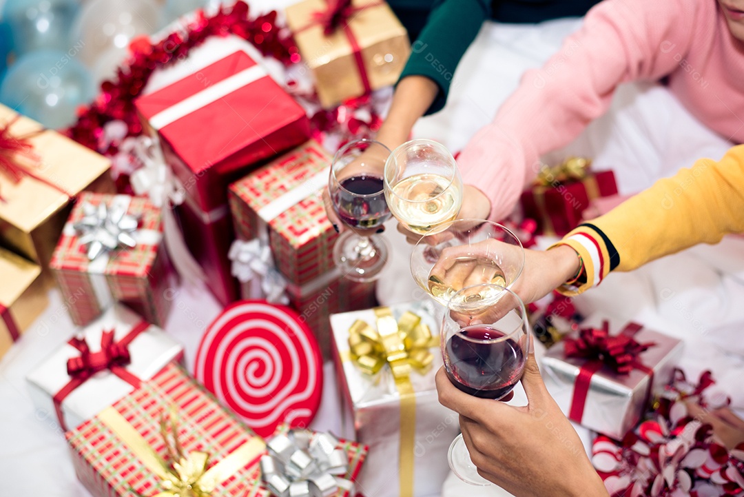 Mãos de pessoas comemorando a festa de ano novo em casa com copos de vinho. Ano novo e conceito de festa de Natal. Conceito de felicidade e amizade. Relação e tema engraçado juntos. Vidro tilintando.