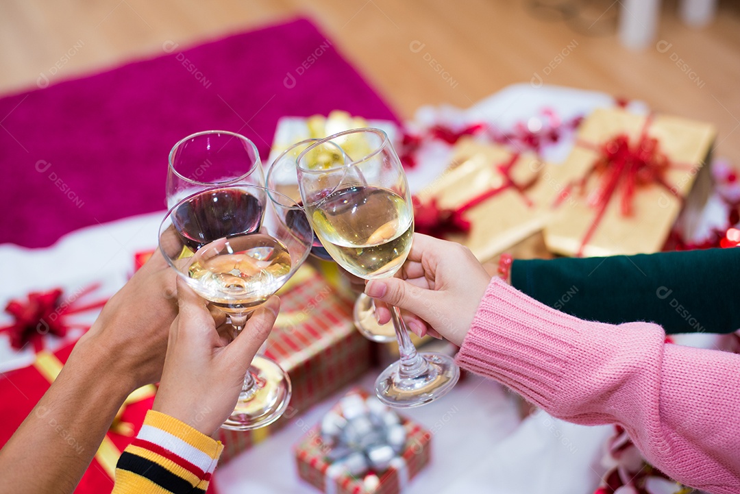 Mãos de pessoas comemorando a festa de ano novo em casa com copos de vinho. Ano novo e conceito de festa de Natal. Conceito de felicidade e amizade. Relação e tema engraçado juntos. Vidro tilintando.