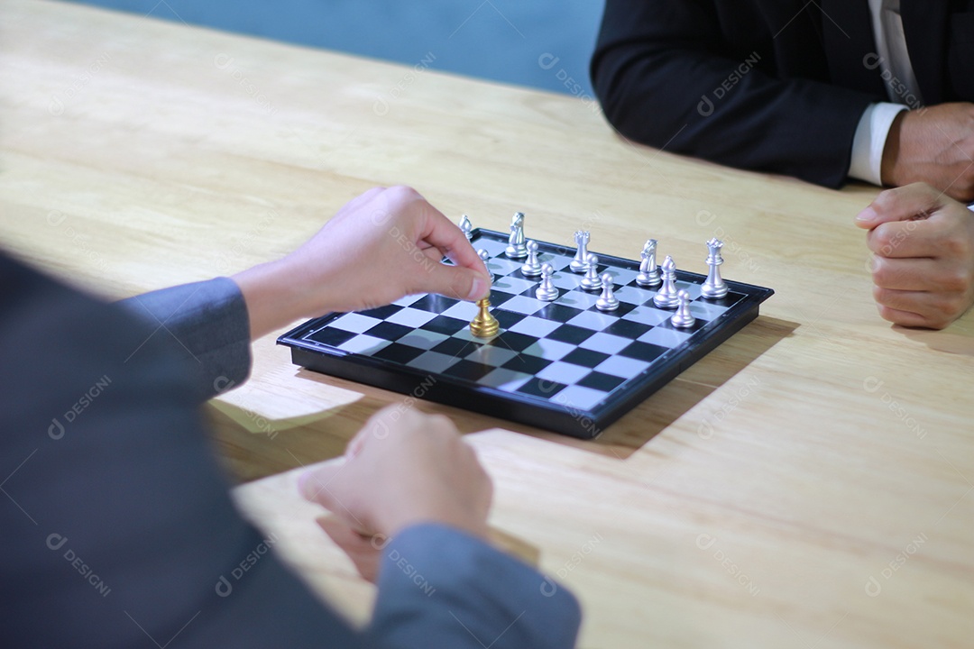 Homem de negócios jogando xadrez