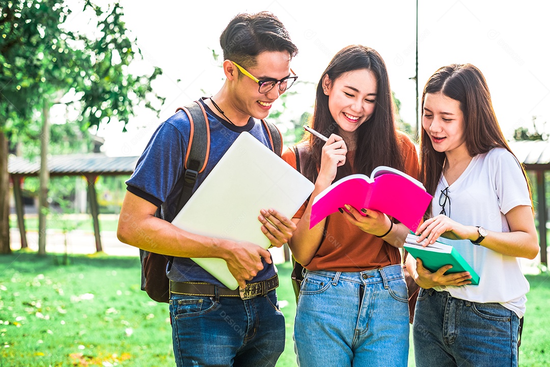 Três jovens estudantes asiáticos do campus gostam de dar aulas particulares e ler livros juntos.