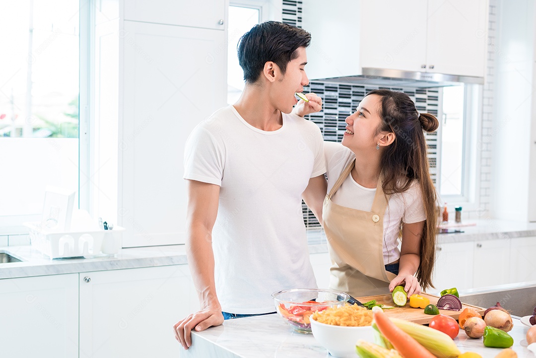 Amantes asiáticos alimentando frutas e comida um ao outro, conceito de casal e família. Lua de mel doce e tema de feriados. Interior de férias e interiores.