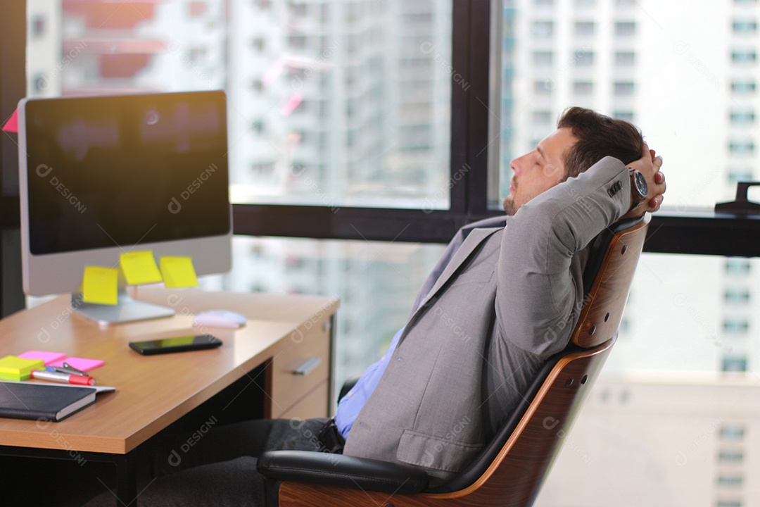 empresário descansa e relaxa no prédio de escritórios