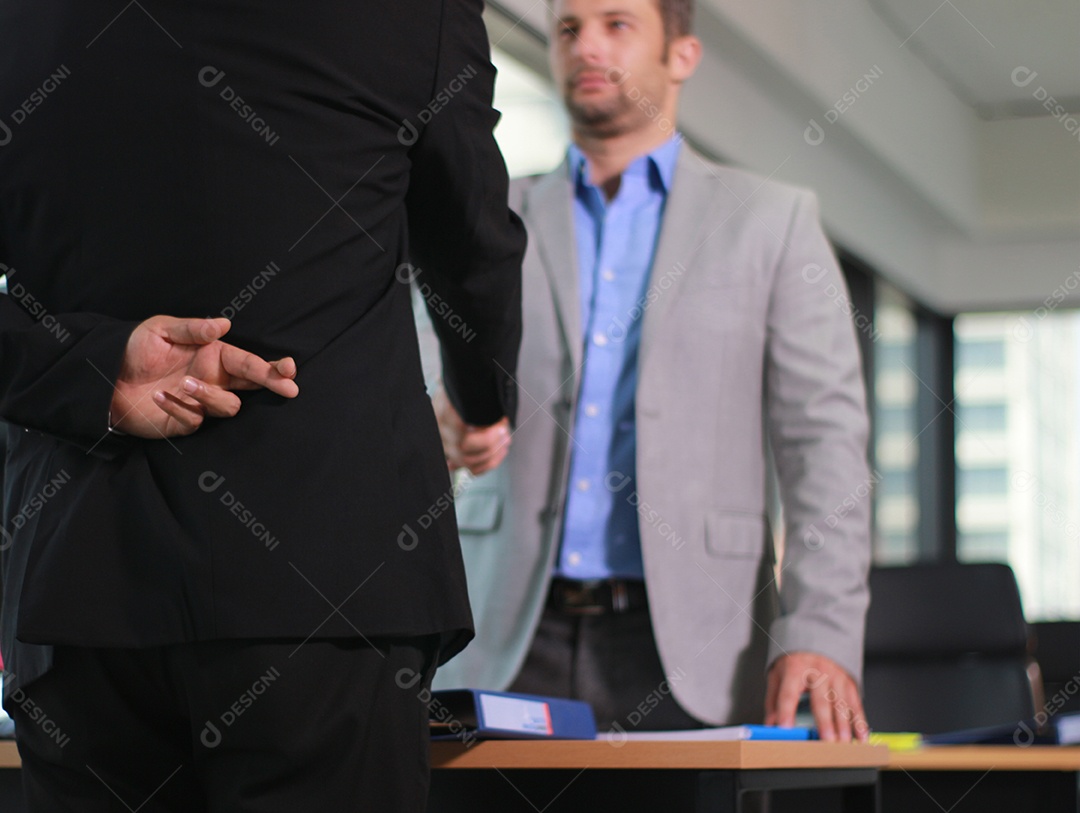 Homem de negócios apertando a mão com sinal de mentira