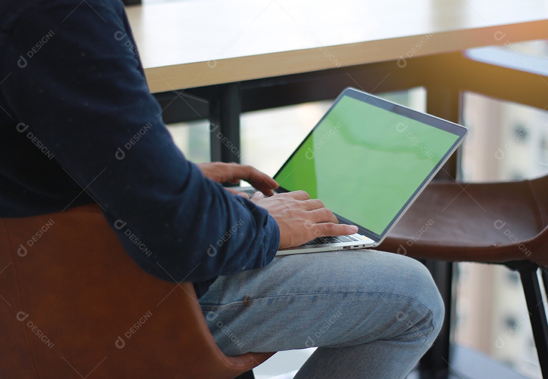 trabalhando em casa com um laptop escrevendo uma massagem de bate-papo