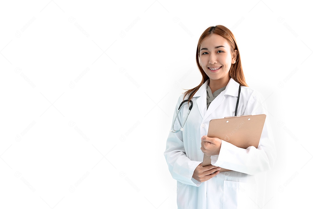 O médico feminino está segurando o arquivo de relatório com estetoscópio em fundo branco isolado. Conceito médico e de saúde.