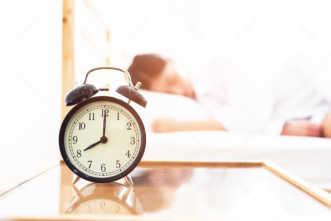 Relógio despertador com mulher dormindo no quarto de cama. Tempo preguiçoso no conceito de férias..