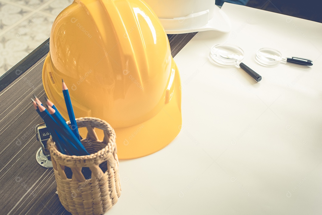 Equipamento de engenheiro de construção em cima da mesa. Conceito de equipamento e dispositivo.