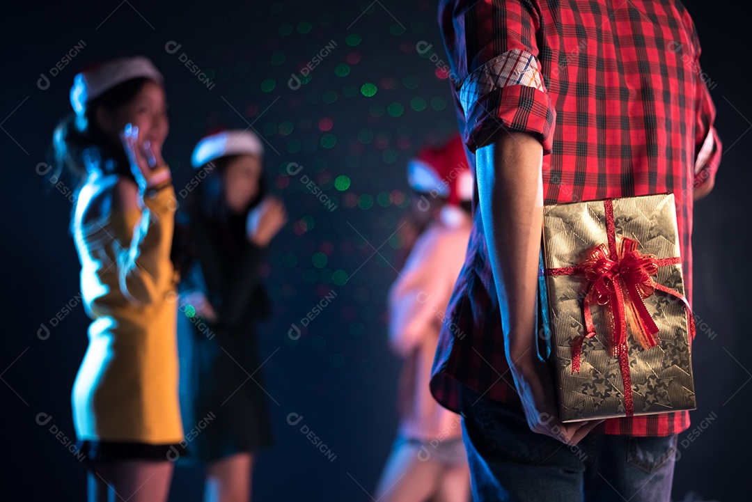 Presente no traseiro do homem que vai surpreender a mulher em pub ou bar dançante, conceito de Casal e Amantes.