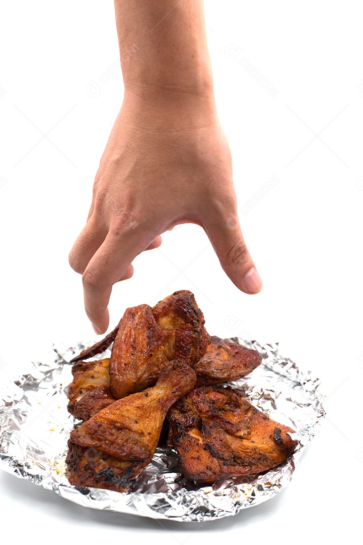 Mão pegando frango assado. delicioso frango grelhado na folha em fundo branco isolado. Conceito de comida e aperitivo.
