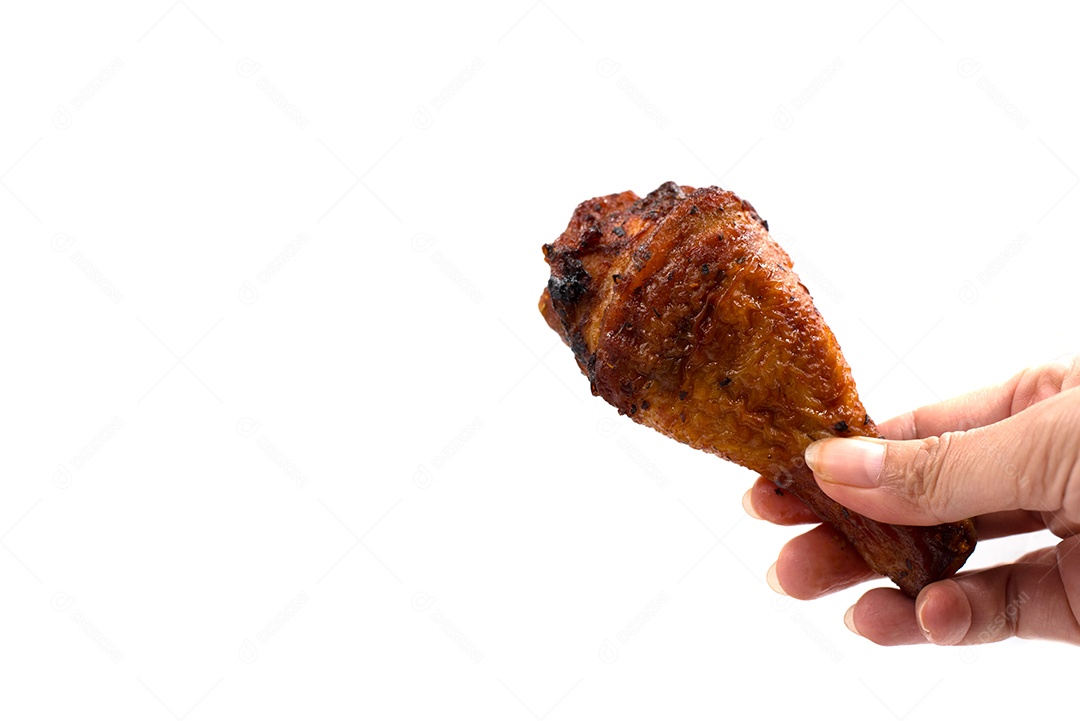 Mão pegando coxa de frango assada. delicioso frango grelhado na folha em fundo branco isolado. Conceito de comida e aperitivo.