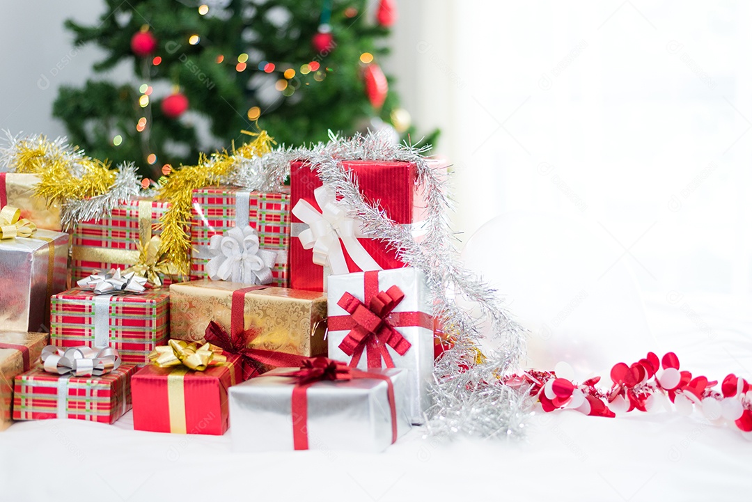 Muitas caixas de presente de Natal com árvore de Natal no lençol branco. Conceito de férias e celebração. Tema natal e ano novo.