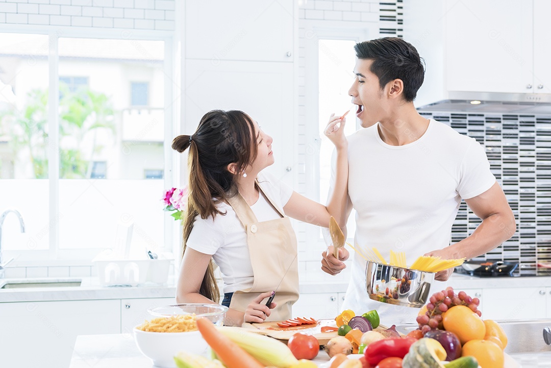 Amantes asiáticos alimentando frutas e comida um ao outro, conceito de casal e família. Tema de lua de mel e feriados. interior interno.
