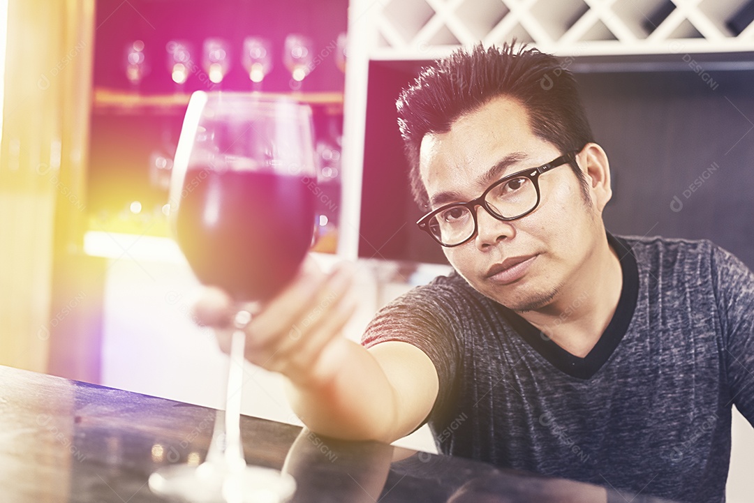 Jovem segurando e precisa beber vinho alcoólico. Conceito de férias e relaxamento. Pub Bar e restaurante tema.