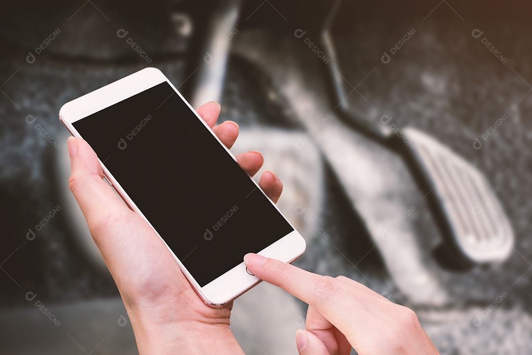 Mulher segura telefone inteligente e botão de toque à mão com tela em branco para propaganda, acelerador e freio do fundo do carro, conceito de tecnologia e segurança.