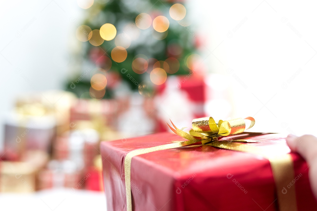 Mão segurando o presente no evento do dia de Natal. Conceito de festa de Natal e ano novo.