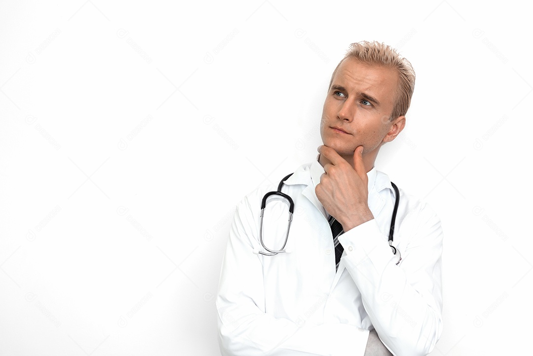 Doutor com estetoscópio pensando e imagine no fundo branco. Conceito médico e de saúde.