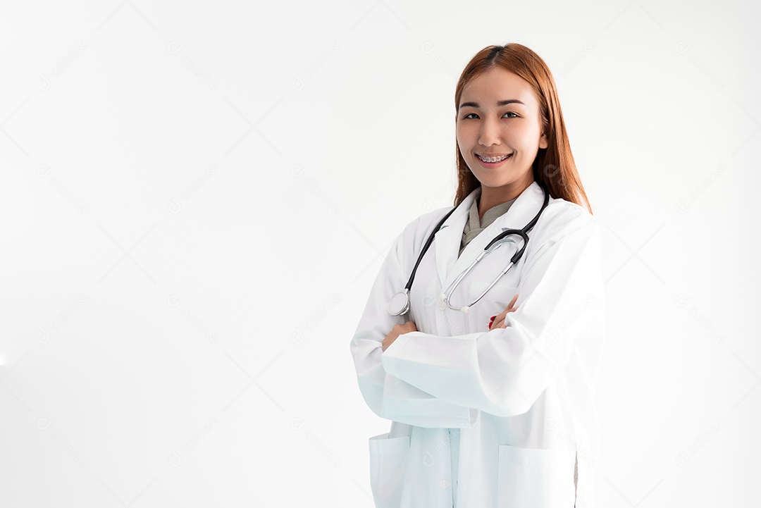 O médico da mulher asiática está de braços cruzados com o estetoscópio no fundo branco. Conceito médico e de saúde. Hospital e tema de pessoas.