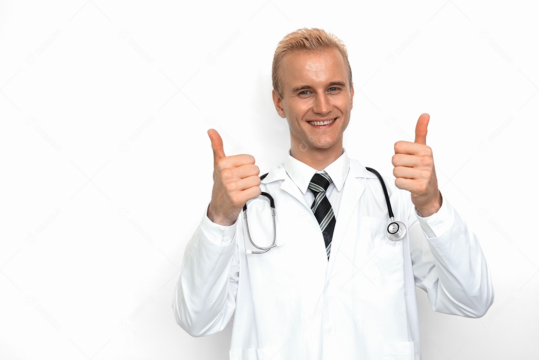 Médico com estetoscópio mostra polegares para cima ou sinal muito bom com as duas mãos no fundo branco. Conceito médico e de saúde.