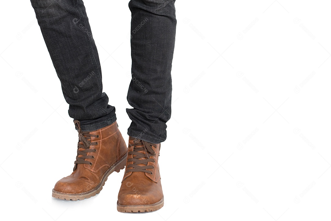Metade inferior da perna e pé do homem vestindo jeans e sapatos em fundo branco isolado.