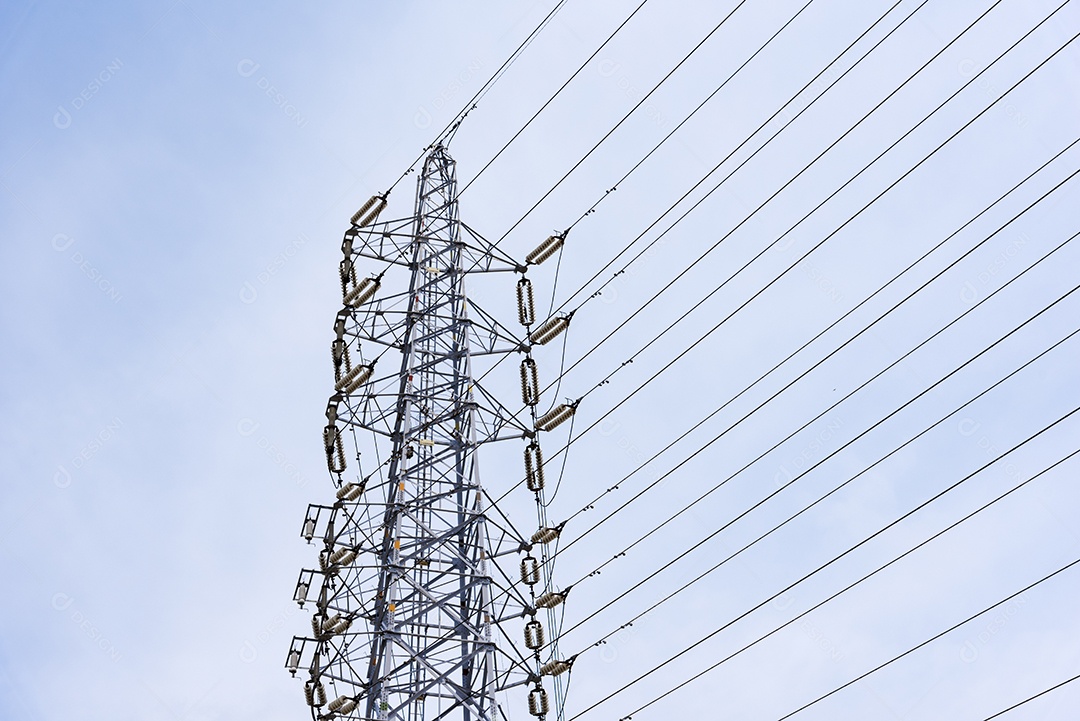 Cabo e poste de telecomunicação elétrica de fio com fundo de céu azul.