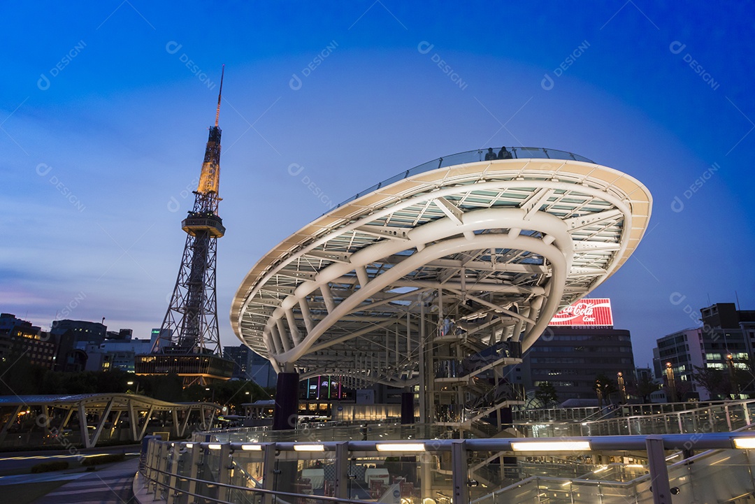 Muitas pessoas e edifício de atração e centro comercial de loja de departamentos na vida noturna.