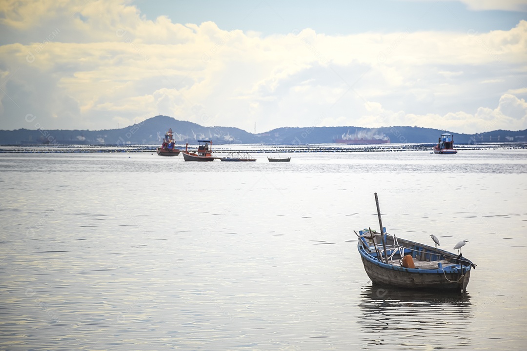 Barco de peixe no mar e montanha.