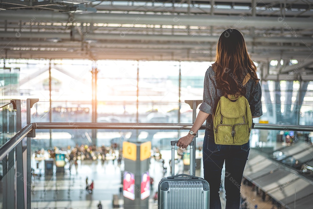 Turistas femininas de beleza esperando o voo decolar no aeroporto.