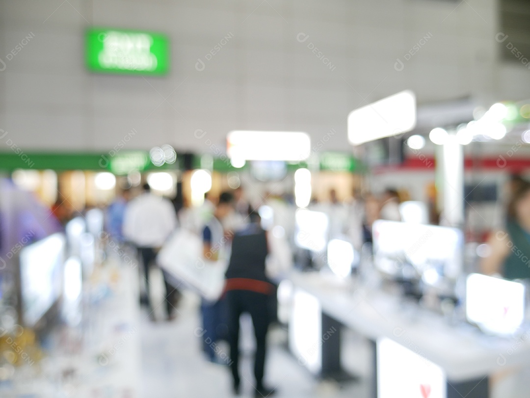 Fundo desfocado da exposição expo com pessoas da multidão no salão de convenções.