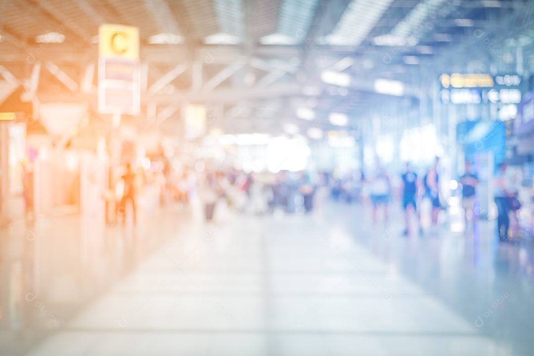 Fundo desfocado de pessoas da multidão no aeroporto. Conceito de negócios e estilo de vida. Tom azul e laranja.