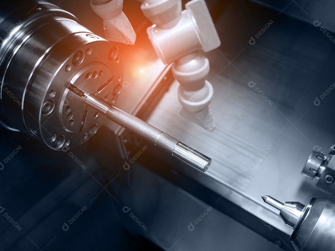 Máquina de torno CNC com produção de eixo. Conceito industrial e tecnologia. Tema automotivo e material.