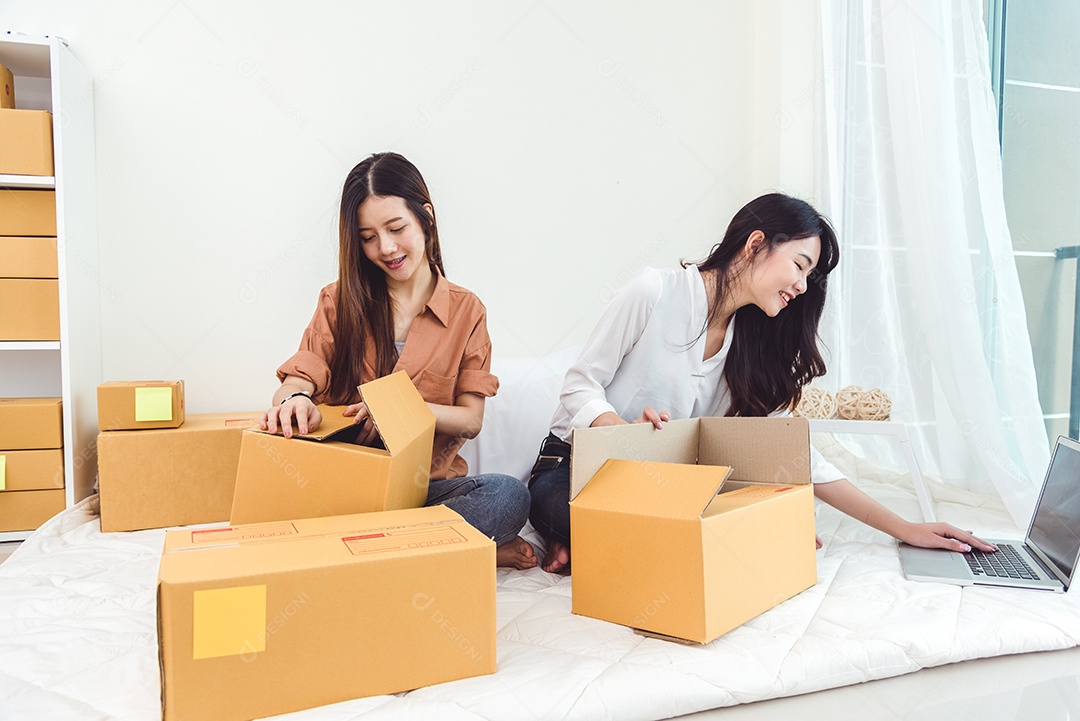 Armazém de distribuição de PME de pequeno empresário de startup de mulher asiática jovem com caixa de correio de encomendas.