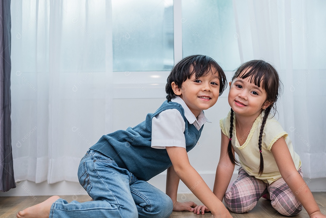 Retrato de irmão e irmã de dois caucasianos. Conceito de crianças e crianças.
