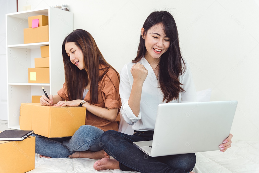 Armazém de distribuição de PME de pequeno empresário de startup de mulher asiática jovem com caixa de correio de encomendas.