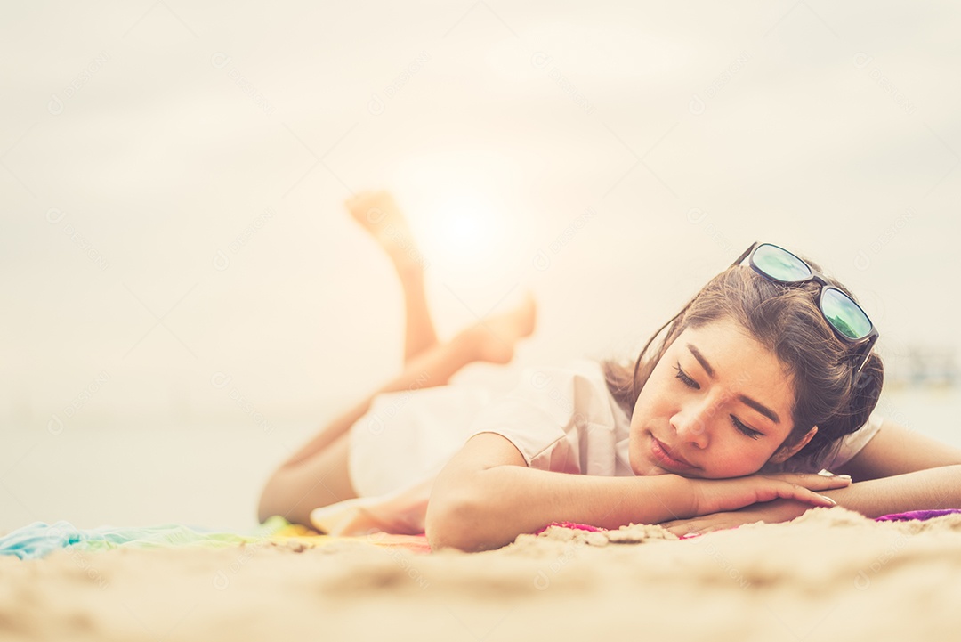 Mulher de beleza deitada na praia. Fundo do mar e oceano Conceito de pessoas e estilos de vida.