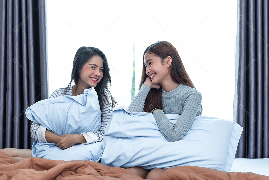 Duas lésbicas asiáticas olhando juntas no quarto. Conceito de beleza.