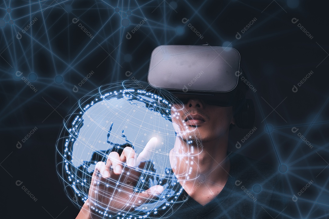 Empresário usando óculos através de óculos para verificar o gráfico de negócios VR óculos virtual Global