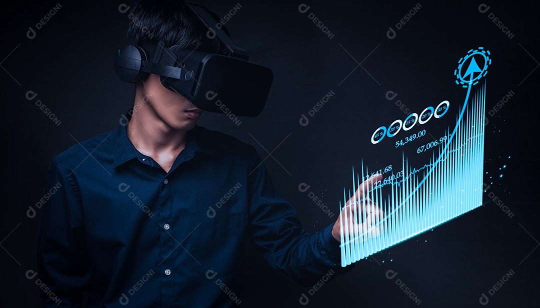 Empresário usando óculos através de óculos para verificar o gráfico de negócios VR óculos virtual Global