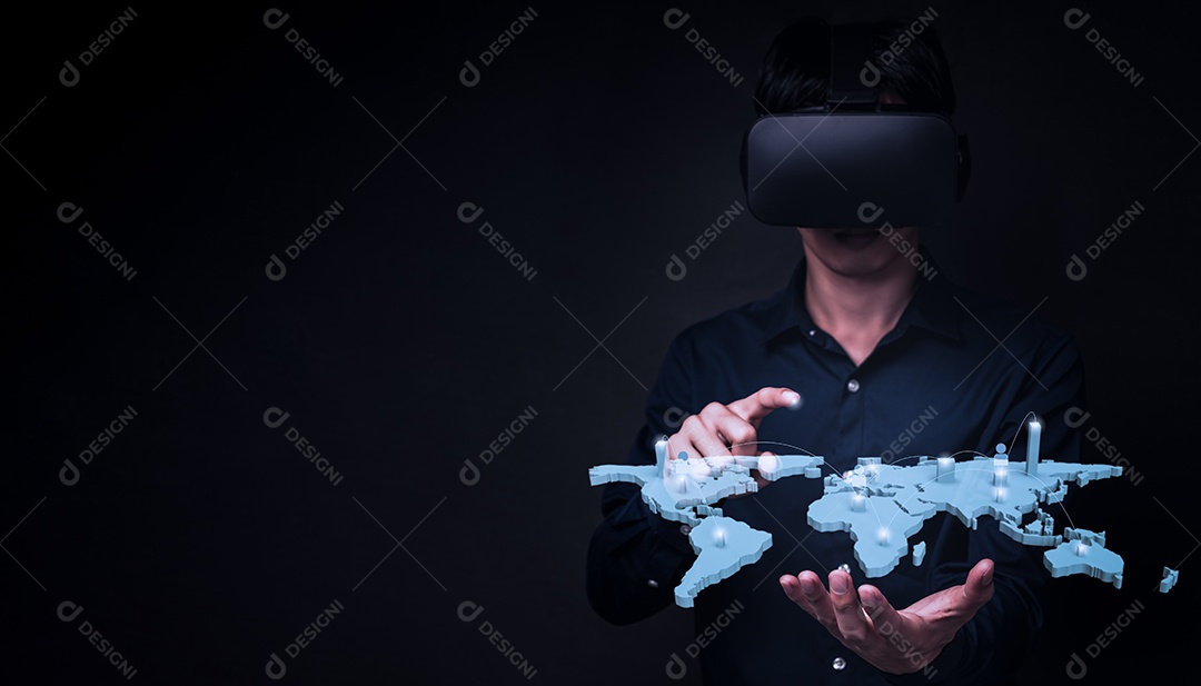 Empresário usando óculos através de óculos para verificar o gráfico de negócios VR óculos virtual Global