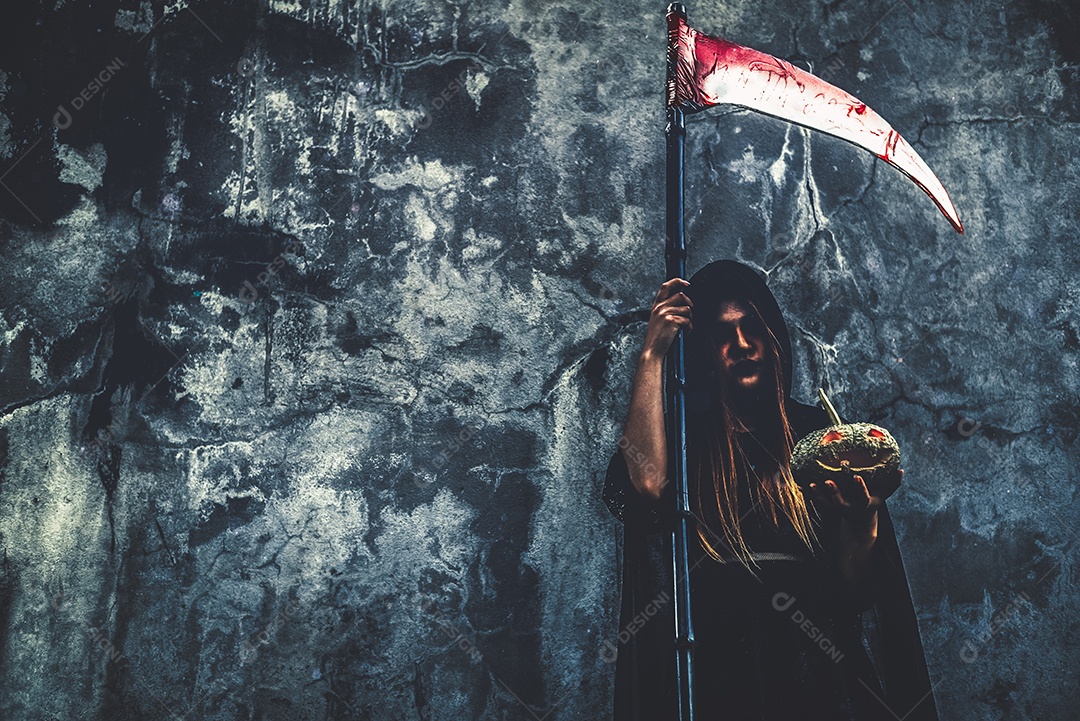 Bruxa demônio com ceifador no fundo da parede do grunge. Halloween e conceito religioso. Anjo demônio.