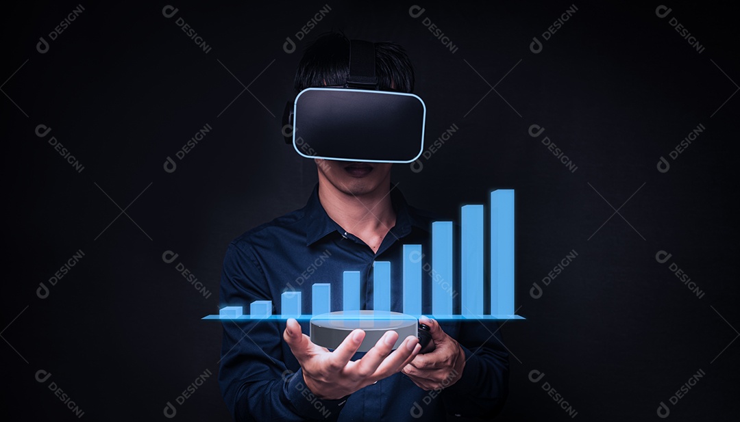 Empresário usando óculos através de óculos para verificar o gráfico de negócios Óculos