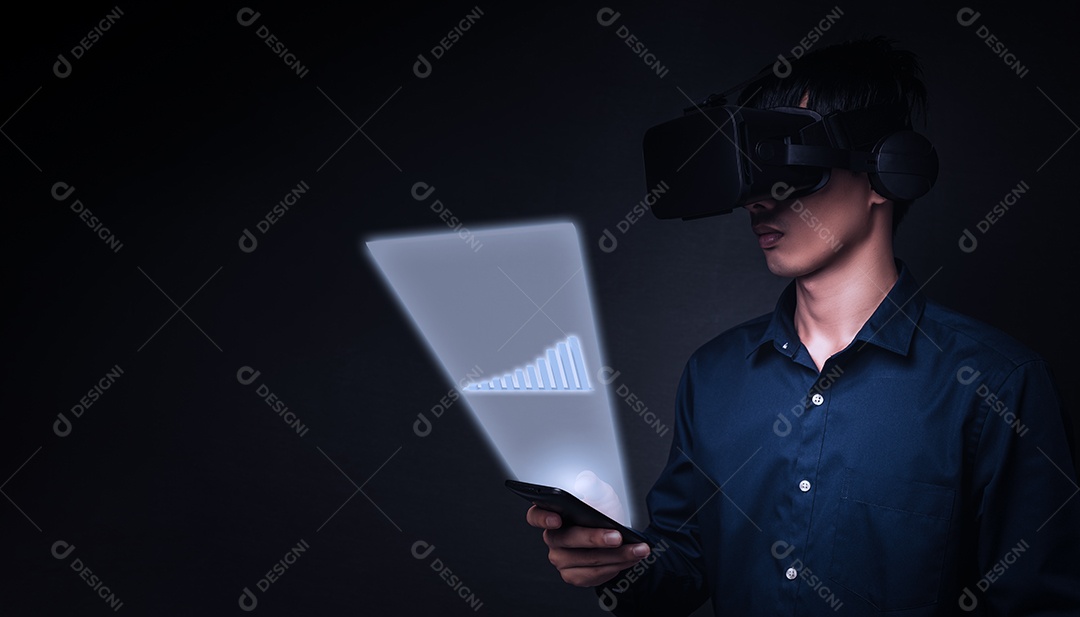 Empresário usando óculos através de óculos para verificar o gráfico de negócios Óculos