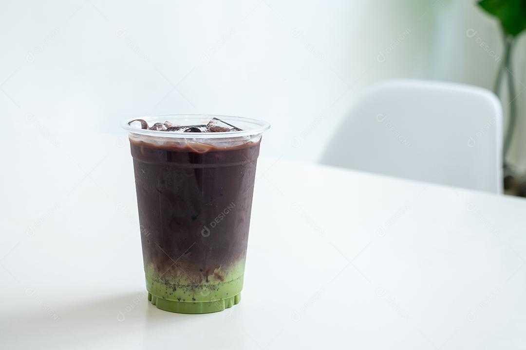 Chocolate gelado no copo isolado no fundo branco, copie o espaço