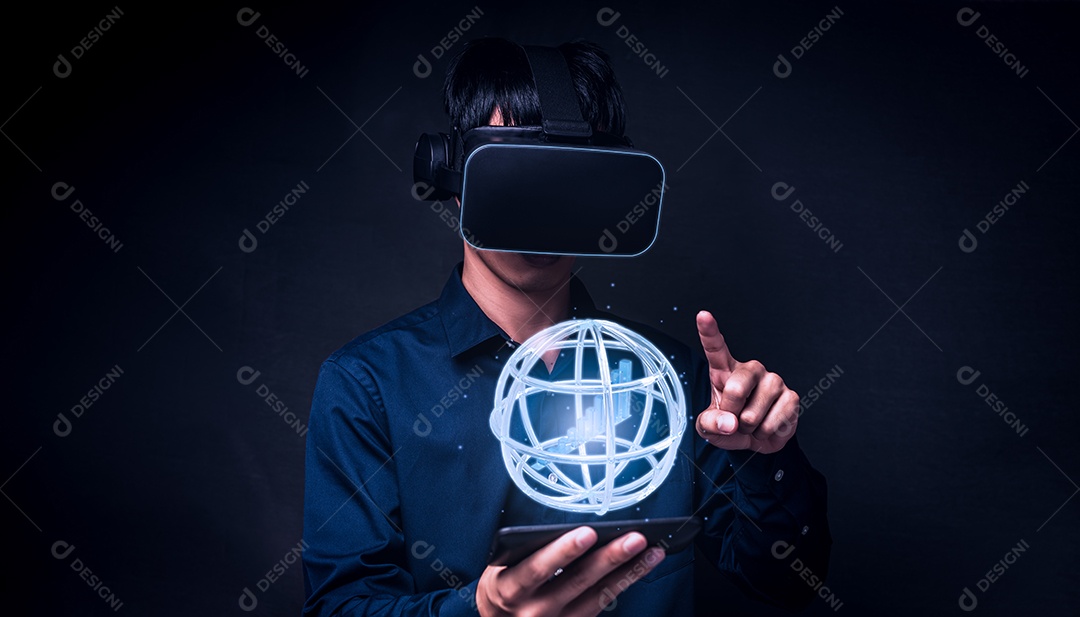 Empresário usando óculos através de óculos para verificar o gráfico de negócios Óculos