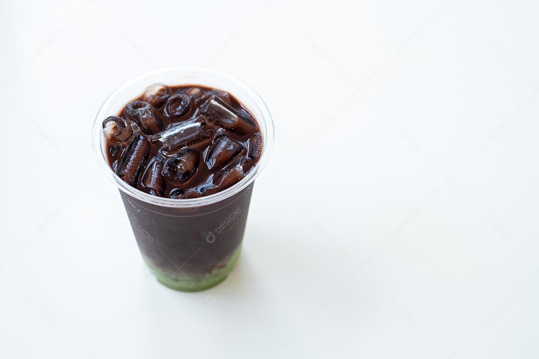 Chocolate gelado no copo isolado no fundo branco, copie o espaço