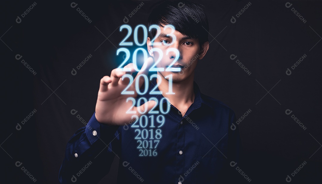 Pessoas apontando para números, hologramas, ano de 2022