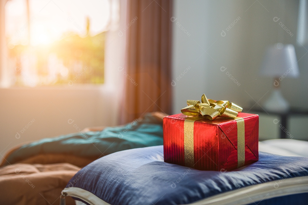 Caixa de presente no quarto. Conceito de dia de feriado e aniversário.